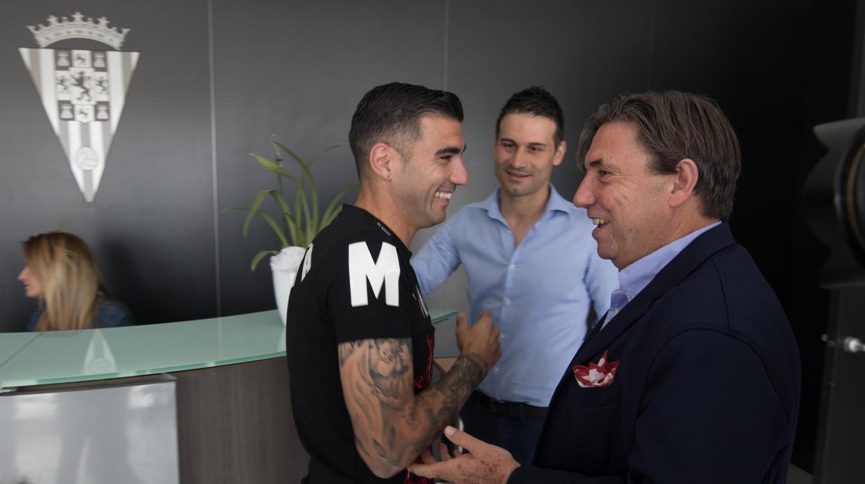 José Antonio Reyes, ayer, en las oficinas del Córdoba CF, junto a Zulategui
