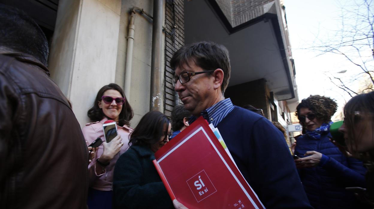 Francisco Salazar en la entrada de la sede del PSOE en Ferraz en los días turbulentos de la gestora