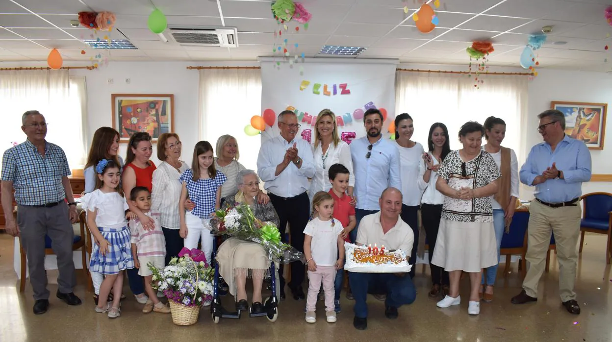 Familiares y amigos en el cumpleaños de Luisa Ruiz Castelví, la más longeva de Puente Genil a sus 105 años
