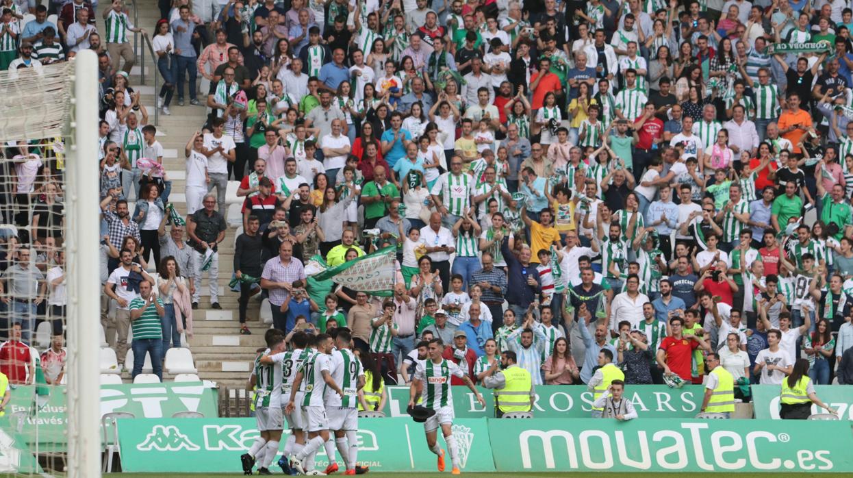 Los jugadores del Córdoba celebran un gol ante el Sporting
