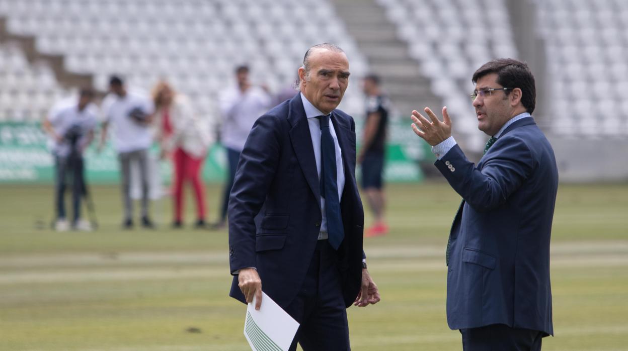 El presidente del Córdoba CF, Jesús León, habla con el director deportivo, Luis Oliver, en el estadio