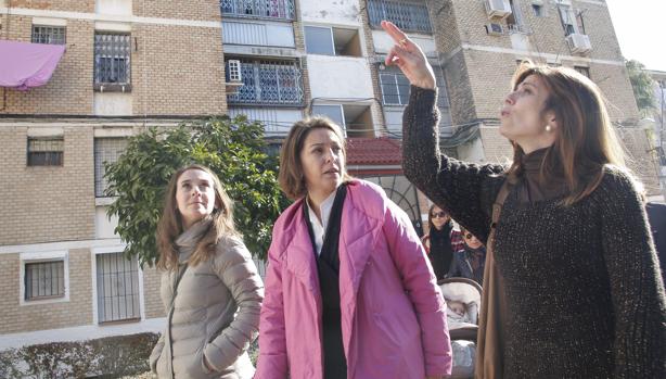 La alcaldesa de Córdoba en un paseo por el Sector Sur