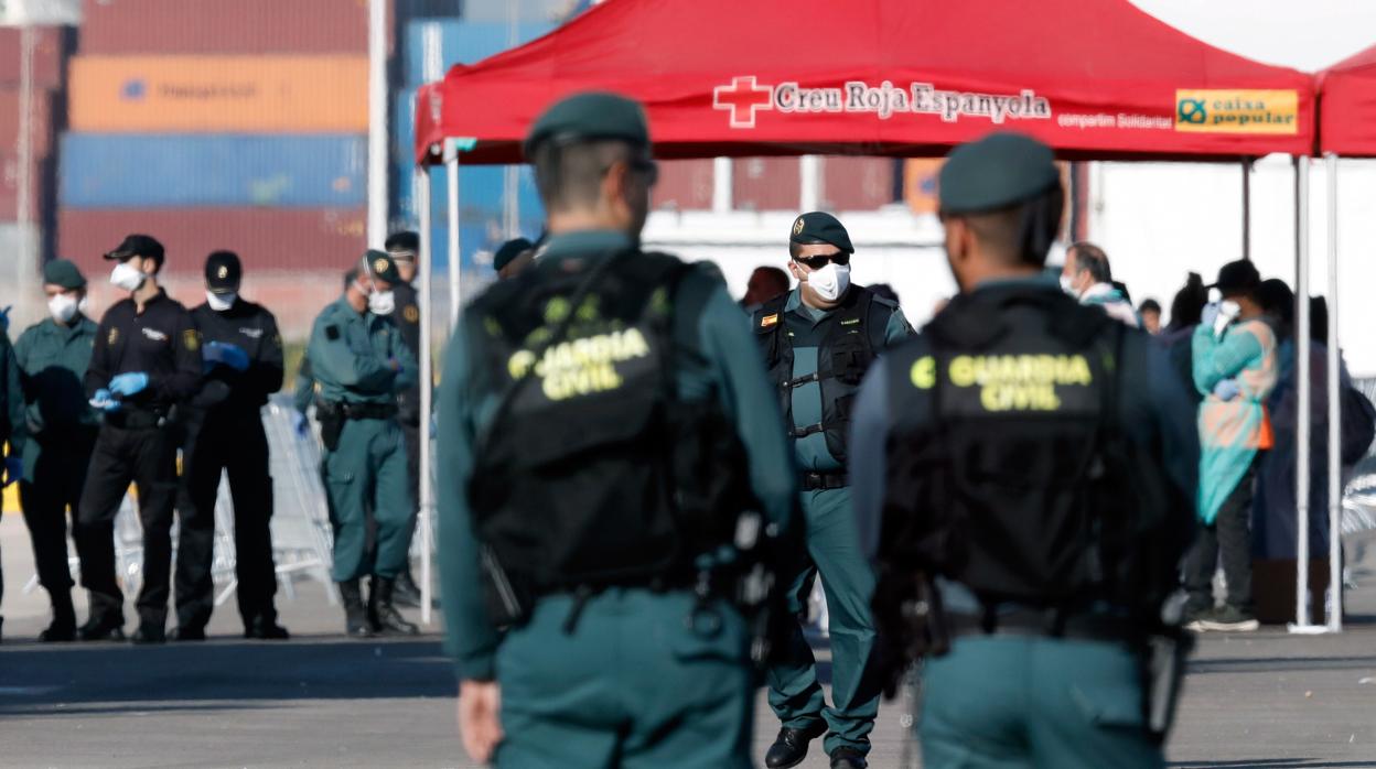 Agentes de la Guardia Civil en el dispositivo organizado para recibir al «Aquarius»