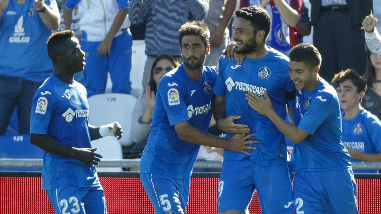 Jorge Molina, segundo por la derecha, es felicitado en el Getafe tras marcar un gol