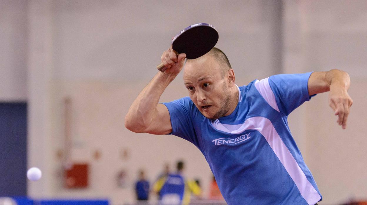 El palista cordobés Carlos Machado golpea la bola en Antequera (Málaga)