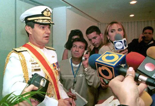 El contraalmirante se dirige a la prensa durante el fallido golpe militar en 2002