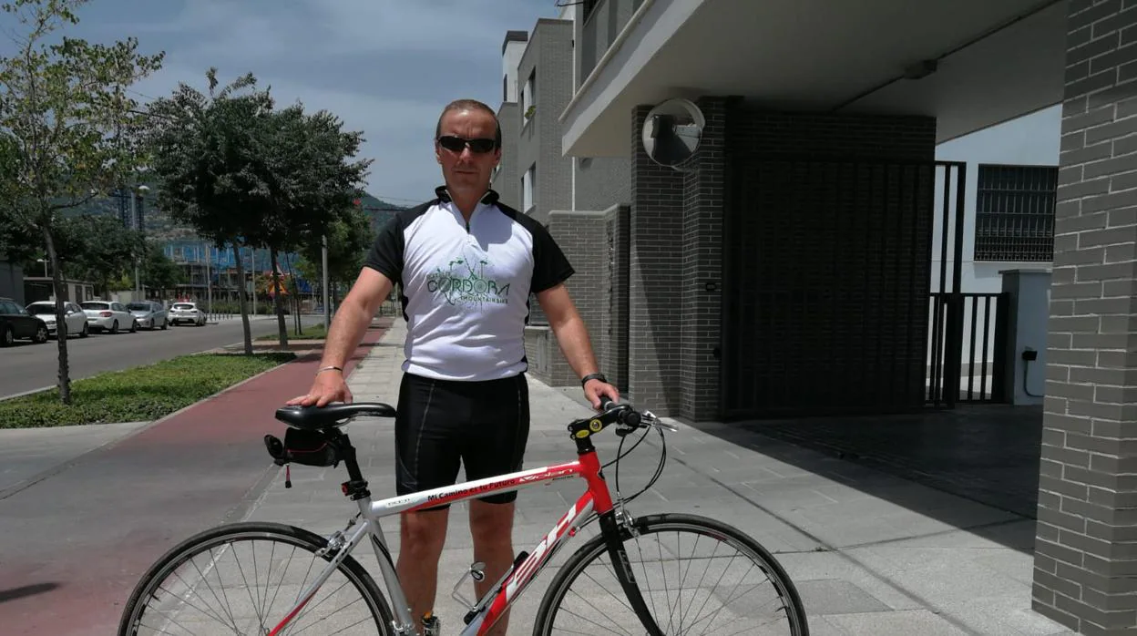 José Rodríguez junto a la bicicleta con la que afrontará el reto solidario