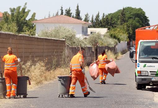 Varios trabajadores de Sadeco en el polígono de las Quemadillas