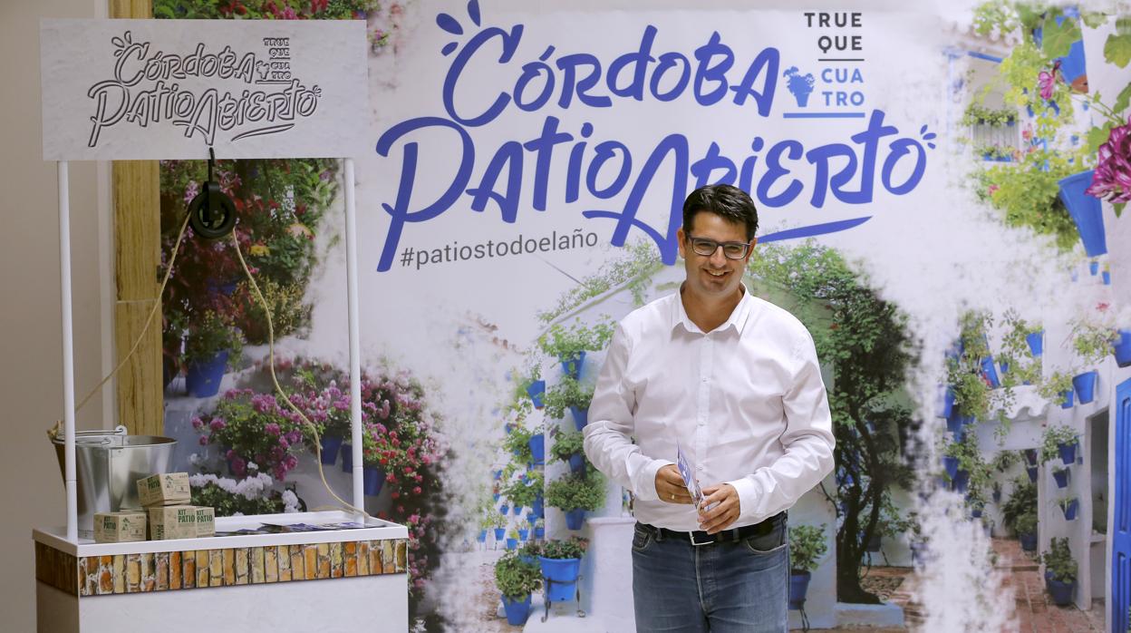El edil de Turismo, Pedro García (IU), en la presntación de una actividad de promoción de los Patios