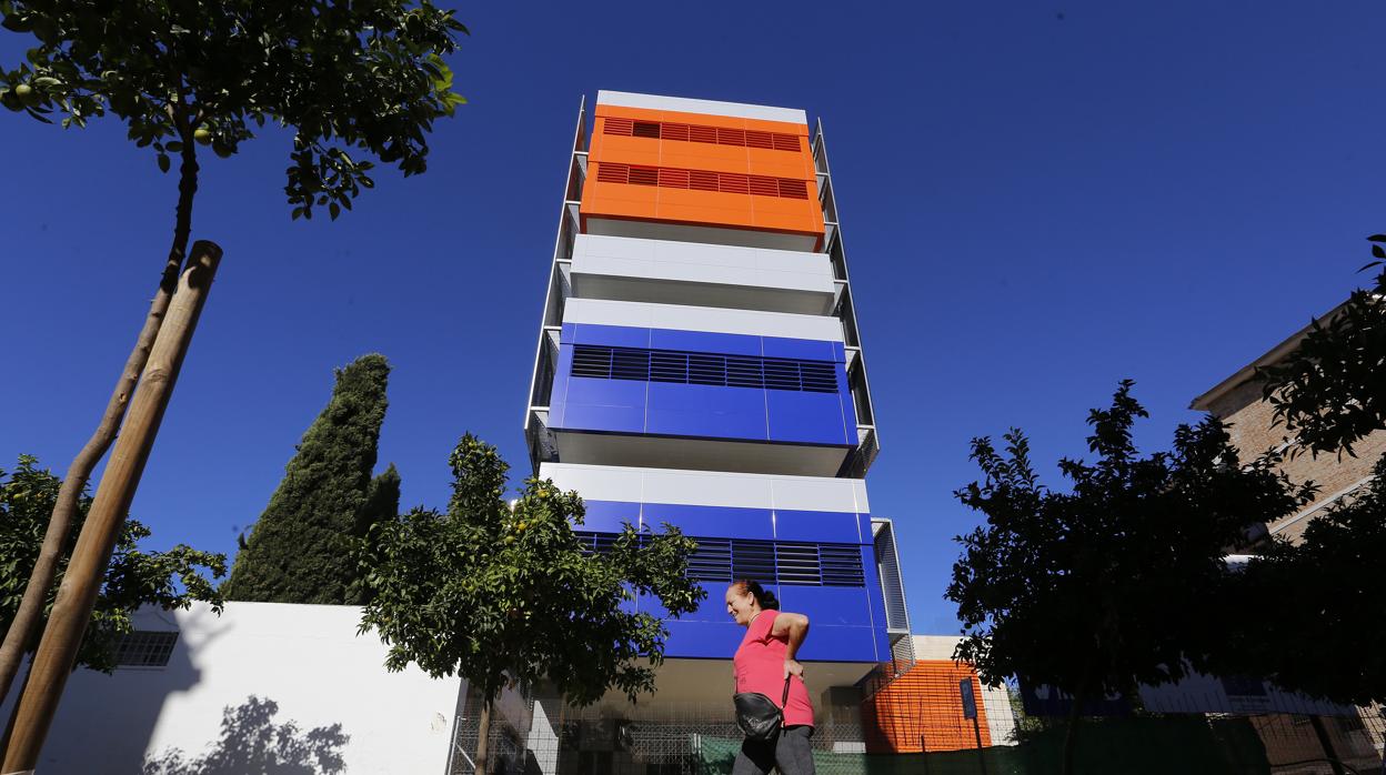 Una mujer pasa ante la antigua Escuela Normal de Magisterio de Córdoba