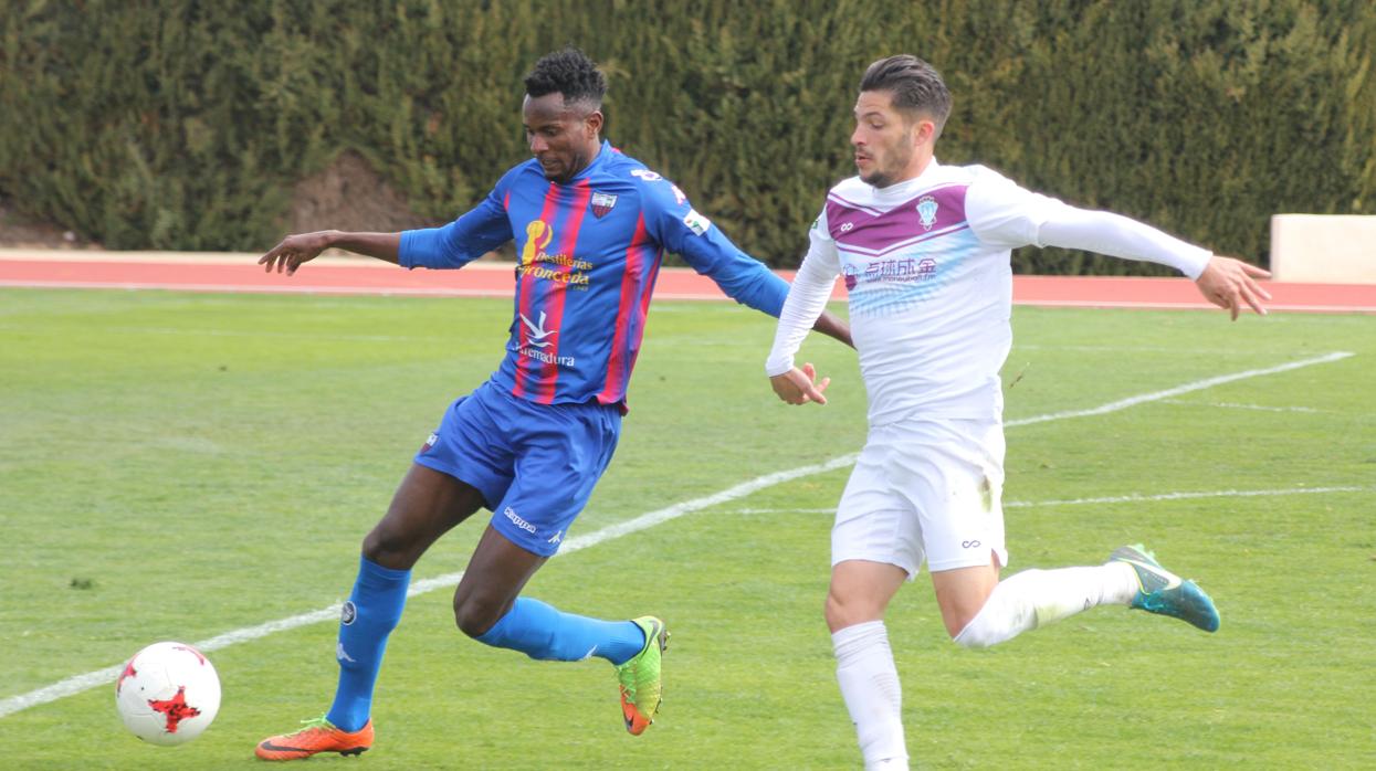 Emmanuel Lomotey conduce el balón con la camiseta del Extremadura