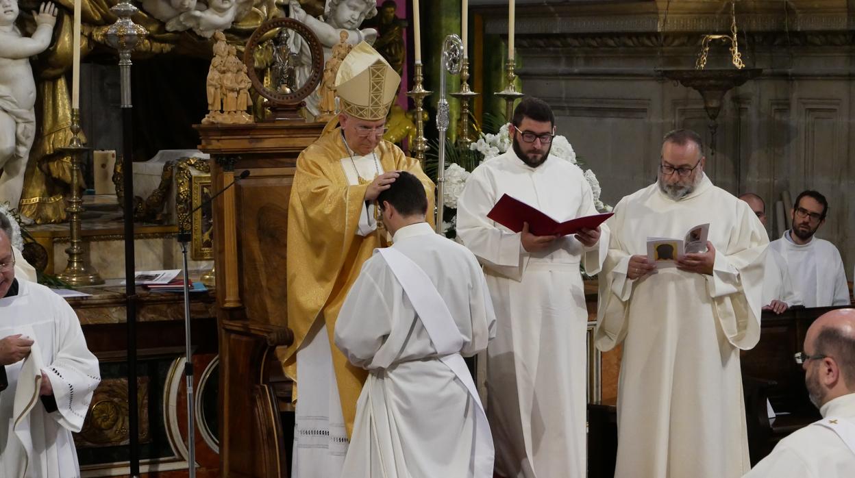 El obispo de Jaén, Amadeo Rodríguez, unge el crisma a uno de los ordenados.
