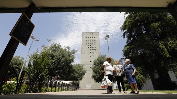 Vecinos en la plaza de la Marina del Parque Figueroa de Córdoba