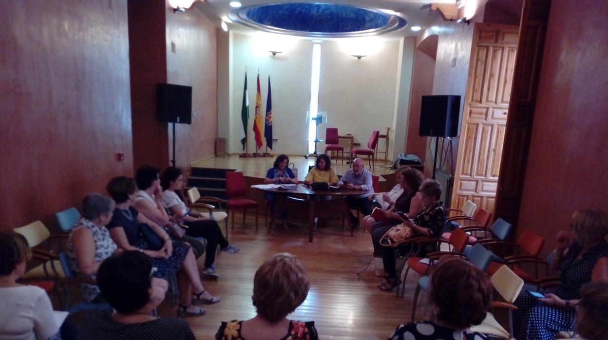Reunión del consejo local de igualdad celebrada para analizar la polémica.