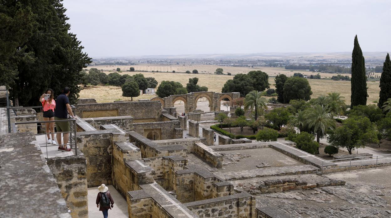 Turistas en una visita a Medina Azahara