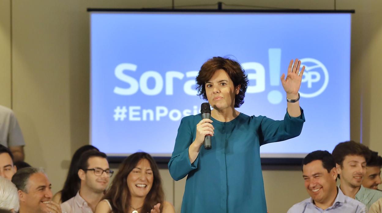 Soraya Sáenz de Santamaría durante un mitin en Sevilla un día antes de las primarias