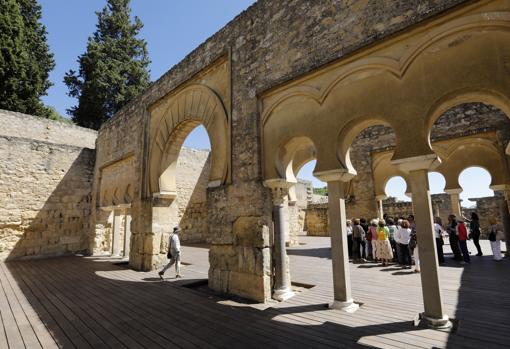 Visitantes en el yacimiento de Medina Azahara