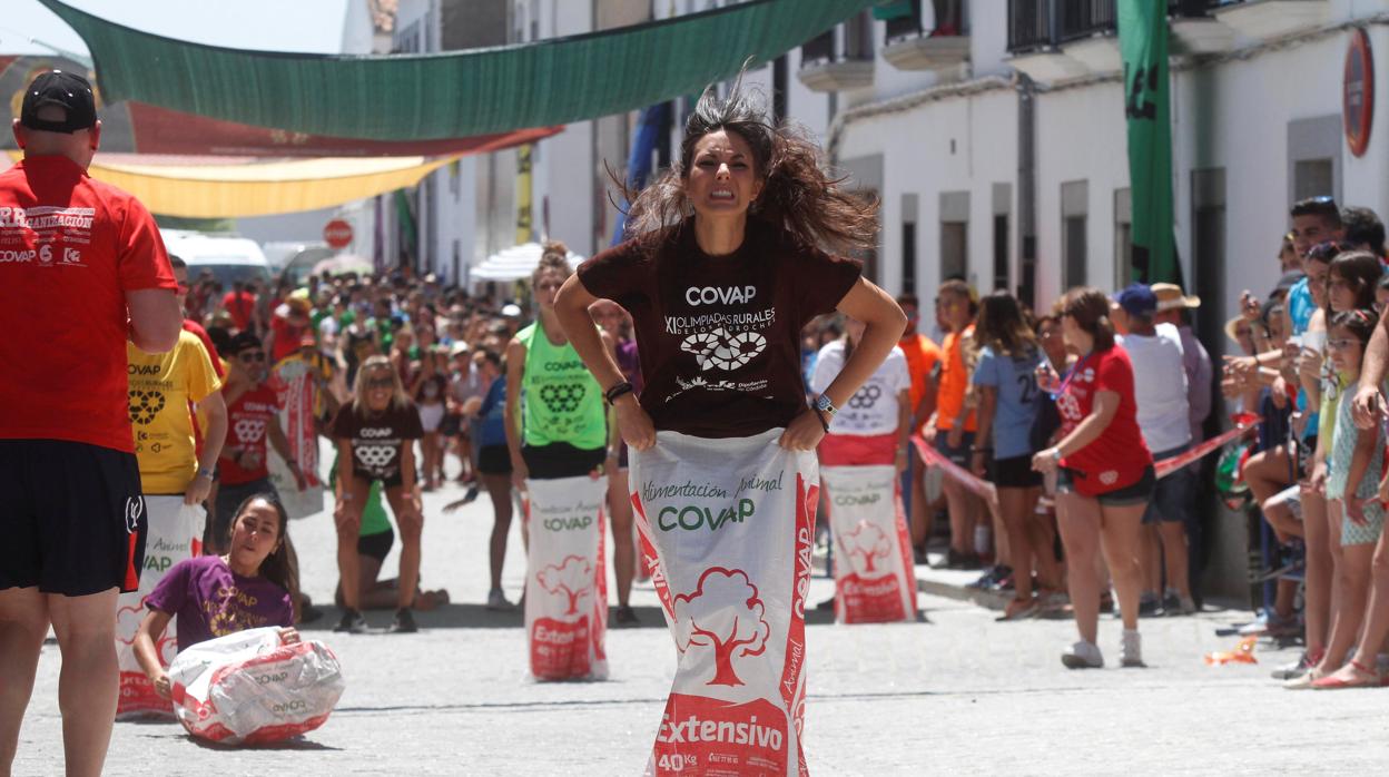 Participantes en la carrera de sacos de las Olimpiadas Rurales