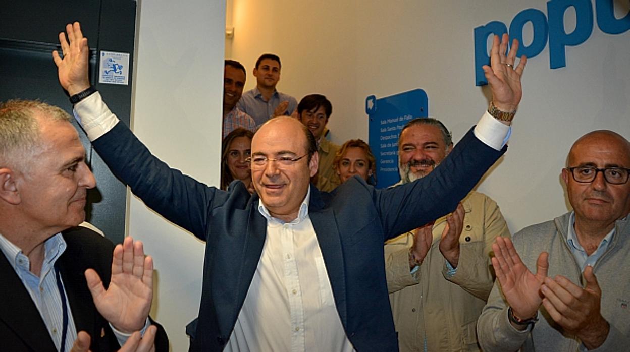 El presidente del PP en Granada, Sebastián Pérez, celebra su victoria en el congreso denunciado.