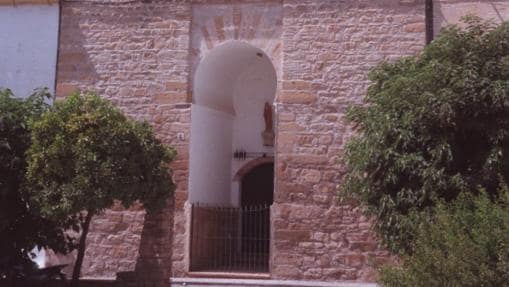 Entrada a u na de las torres del castillo de Cañete