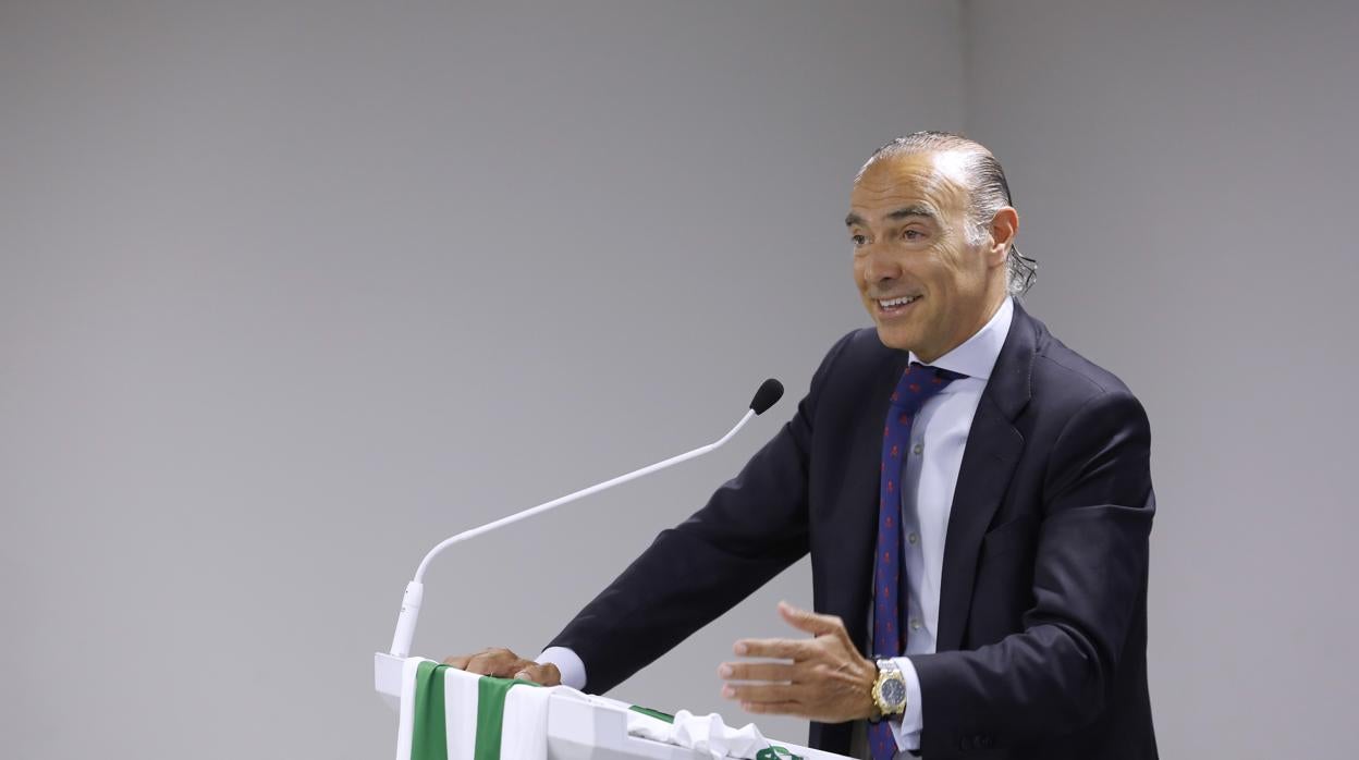 El director general del Córdoba CF, Luis Oliver, en el antepalco del estadio