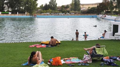 Imagen de bañistas en el manantial de Fuencaliente