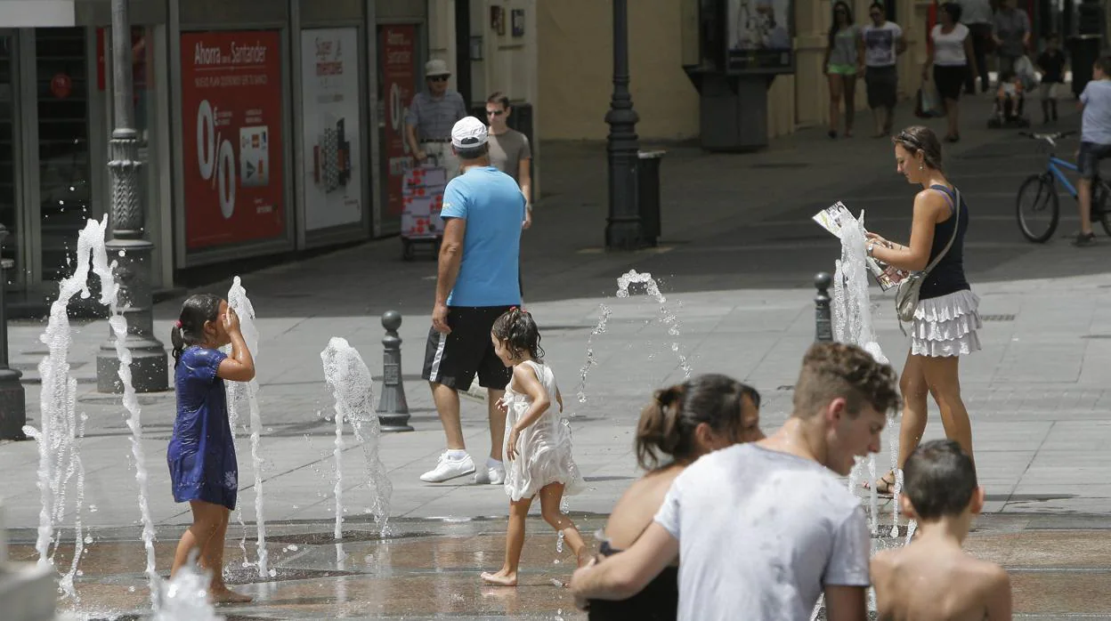 Los chorros de agua de la fuente de las Tendillas de Córdoba no son para el verano
