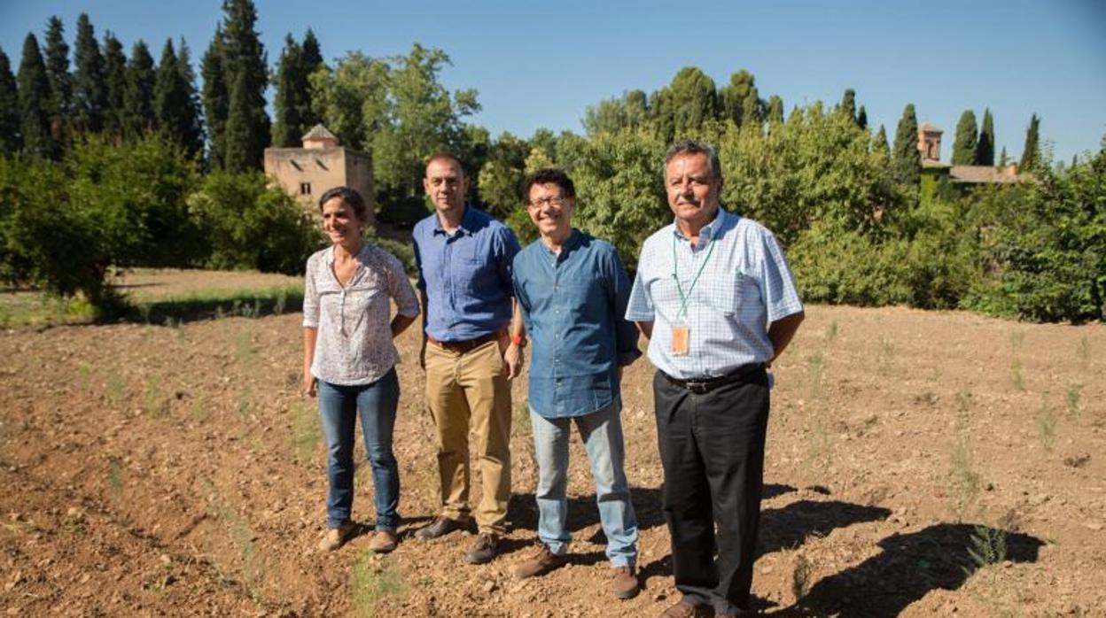 En el centro, el delegado de Agricultura, Manuel García, y el director de la Alhambra, Reynaldo Fernánez.