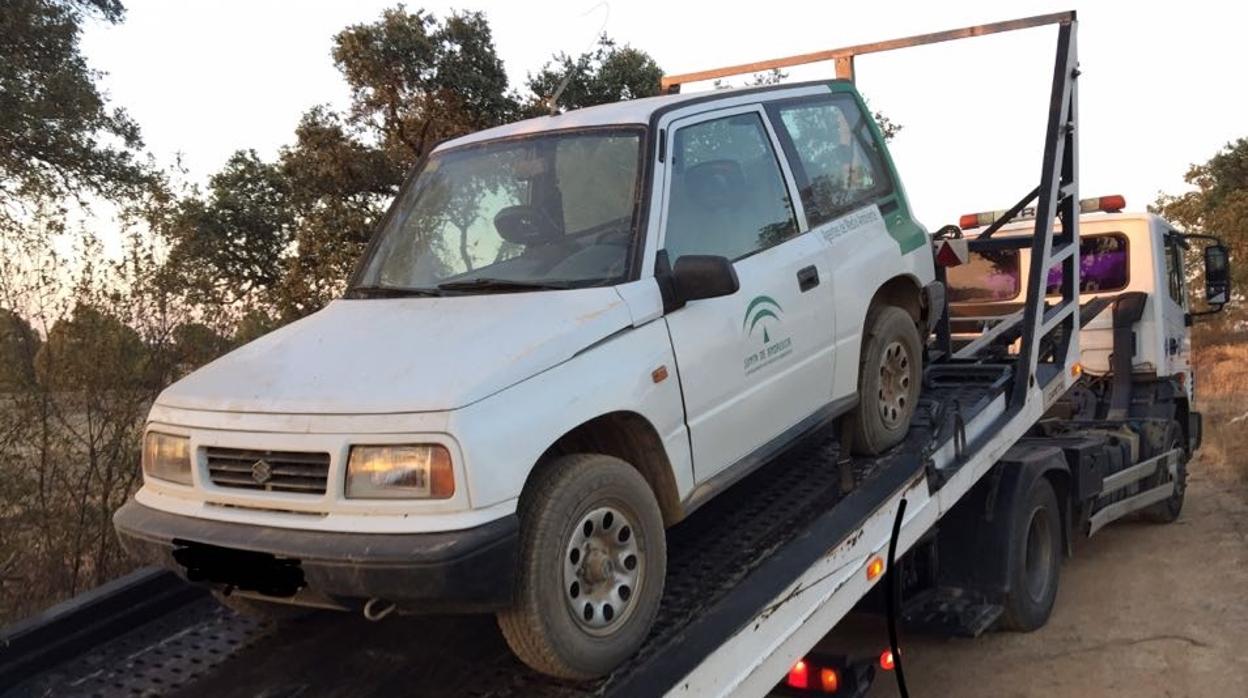 Una grúa trasporta uno de los vehículos de la flota de Medio Ambiente