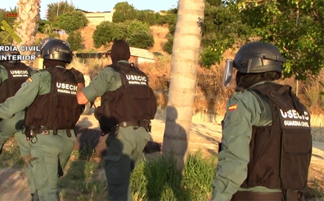 Agentes de la Guardia Civil, antes de uno de los registros de esta operación.