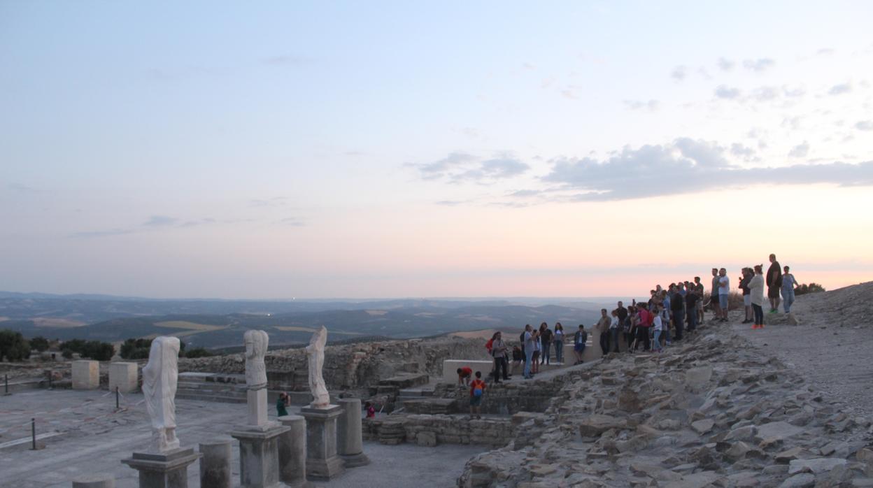 Anochece en el yacimiento arqueológico de Baena