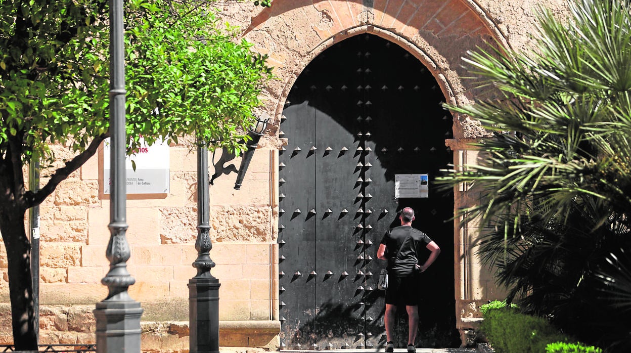 Un turista mira la puerta cerrada del Alcázar