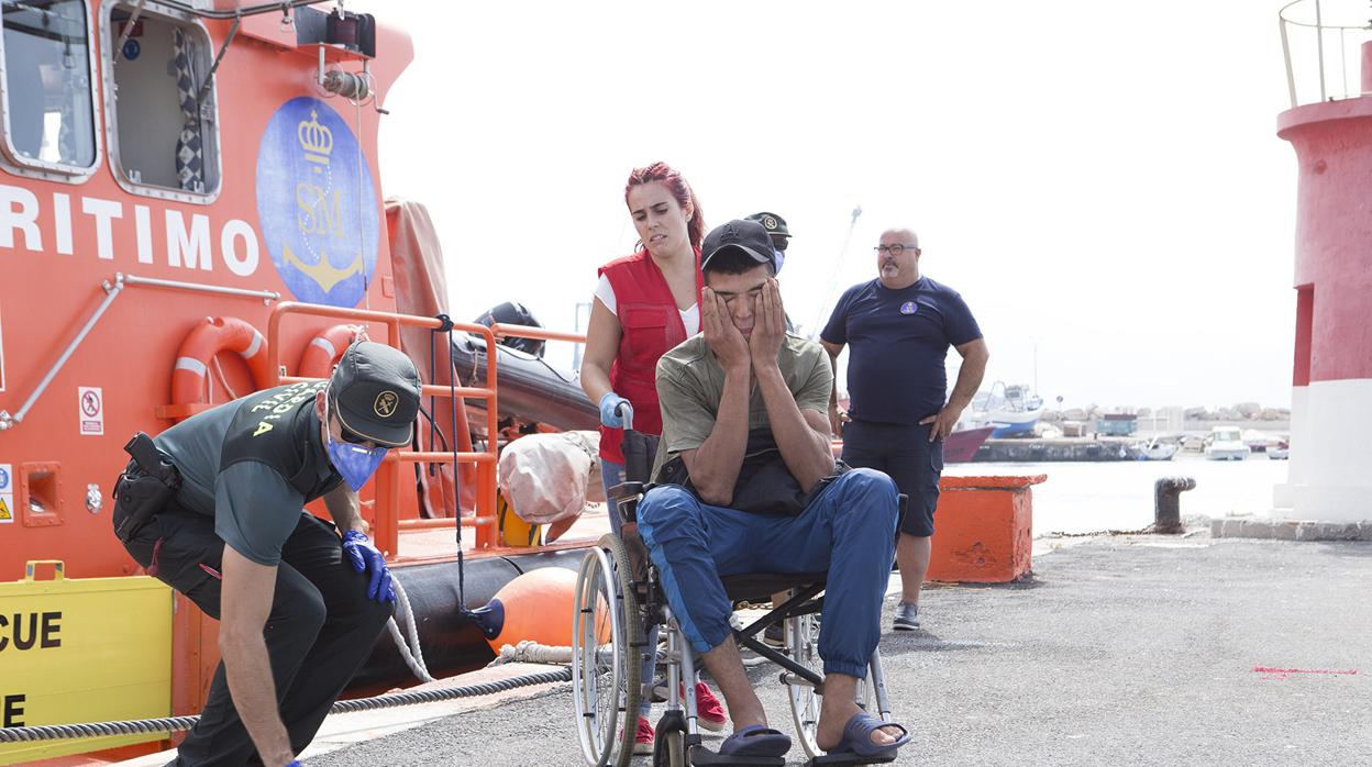 Agentes de la Guardia Civil atienden a los inmigrantes restacados por Salvamento Marítimo