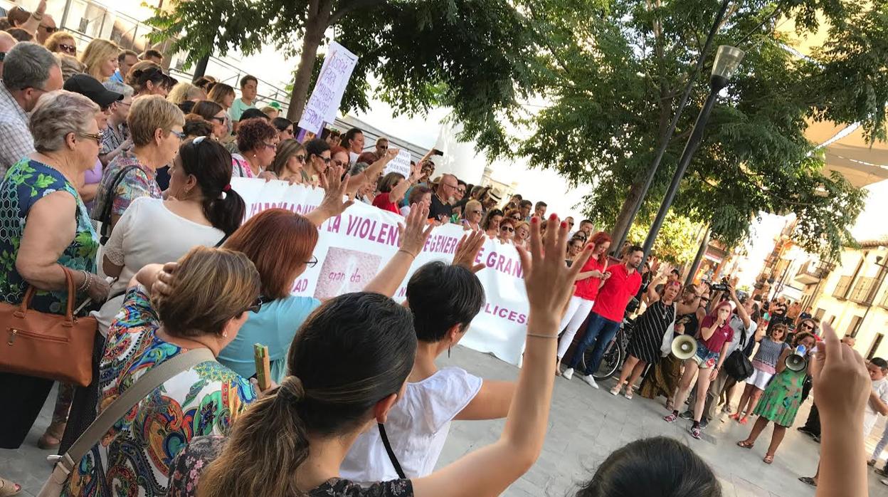 Un centenar de personas ha acudido a la cita en apoyo a Juana Rivas en Maracena.