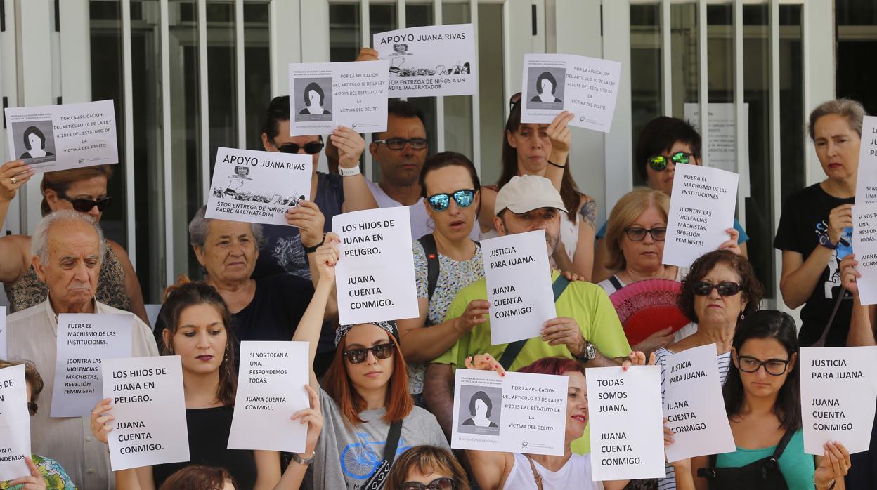 Imagen de archivo de una concentración de apoyo a Juana Rivas en Córdoba