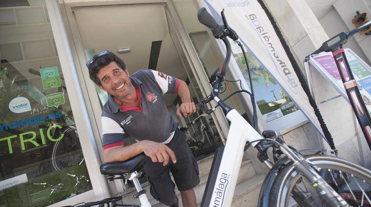 Pablo Barrios, en su empresa de alquiler de bicicletas con motor