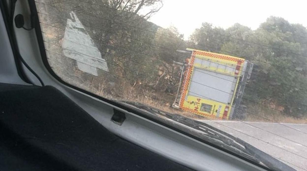 Imagen del camión accidentado al regresar del incendio de Tarifa.