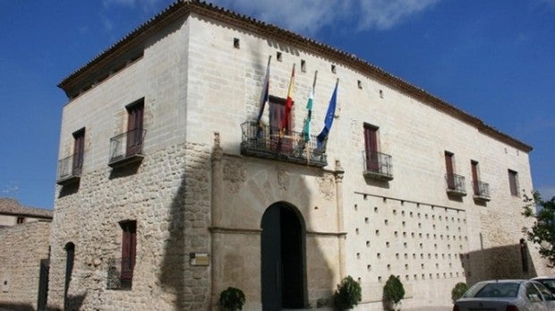 Voluntarios llevan agua a discapacitados en Castellar tras un corte de 20 días por una sustancia cancerígena