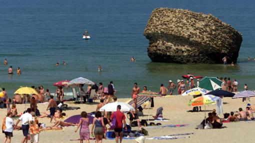 Es una playa urbana que se caracteriza por su peculiar «tapón», la Torre de la Higuera