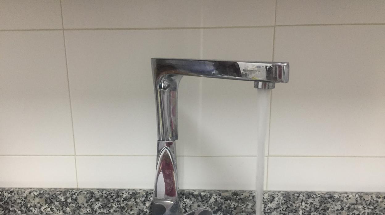 La prohibición de beber agua e El Condado se prolonga ya tres semanas