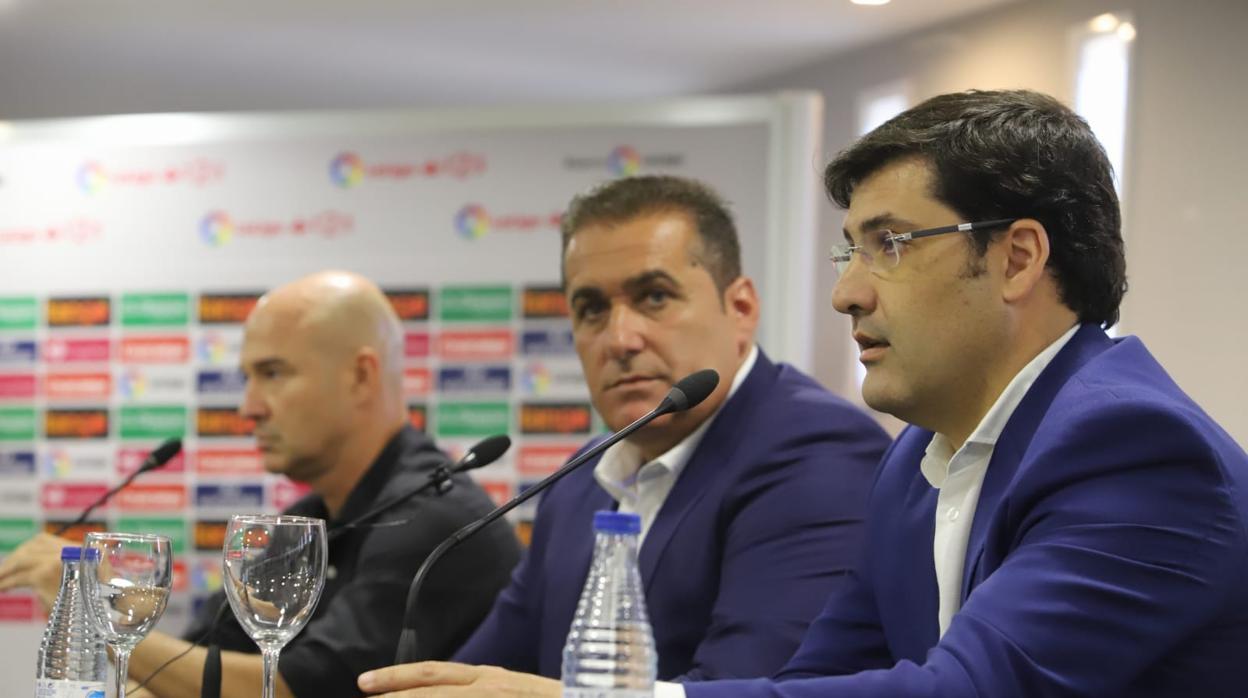 Rafa Berges, José Ramón Sandoval y Jesús León durante la presentación del técnico