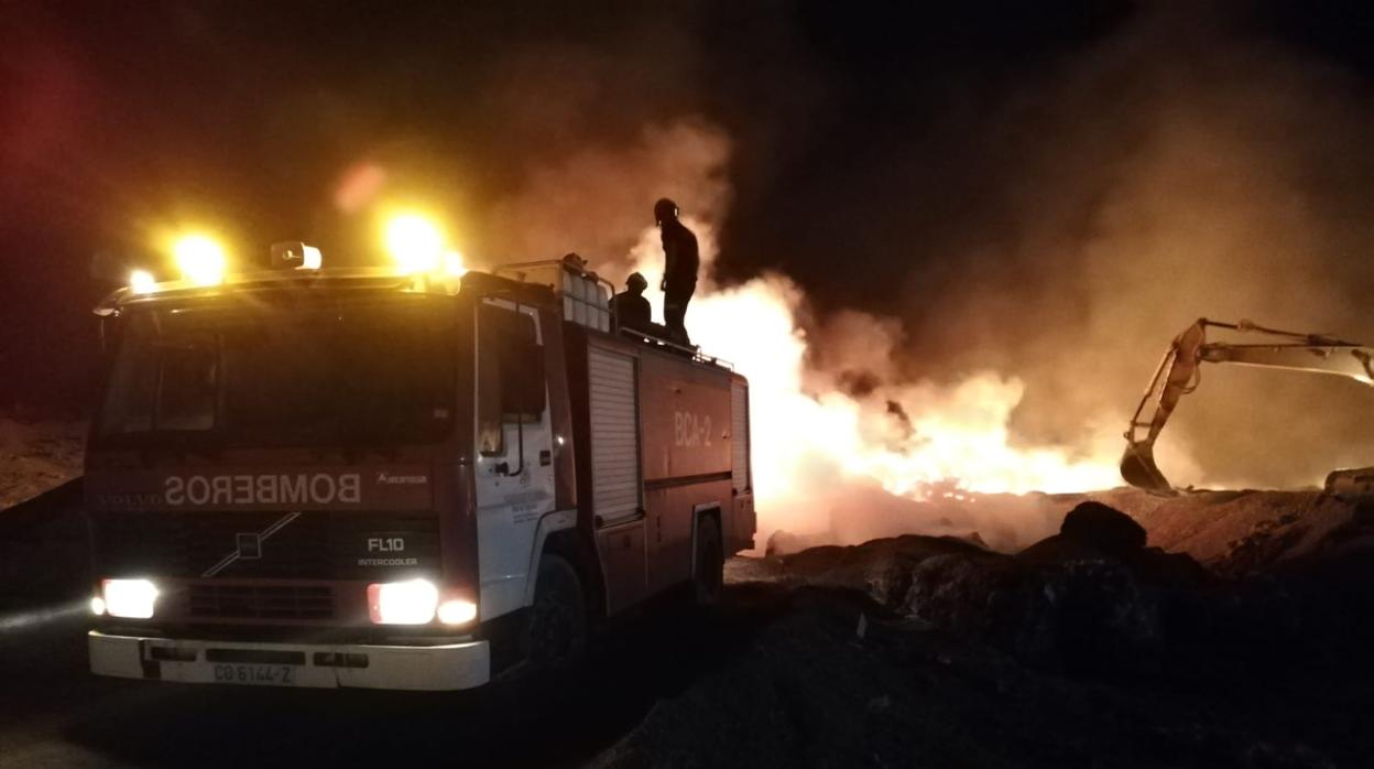 Bomberos y personal de Gecorsa trabajan contra las llamas