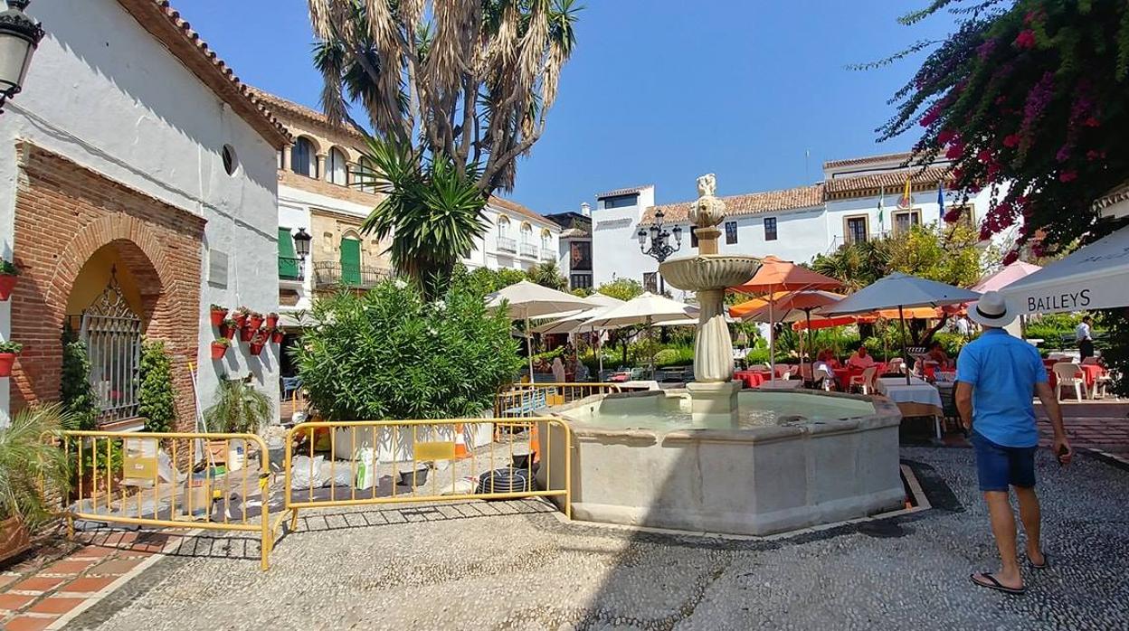 Obras en la fuente del siglo XVII afectada