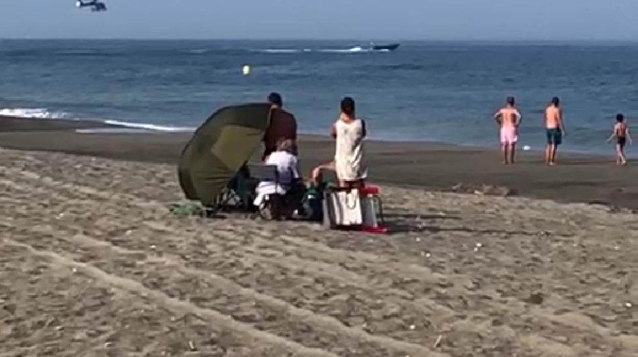 Captura del vídeo grabado en la tarde de este sábado en la playa de Levante de La Línea