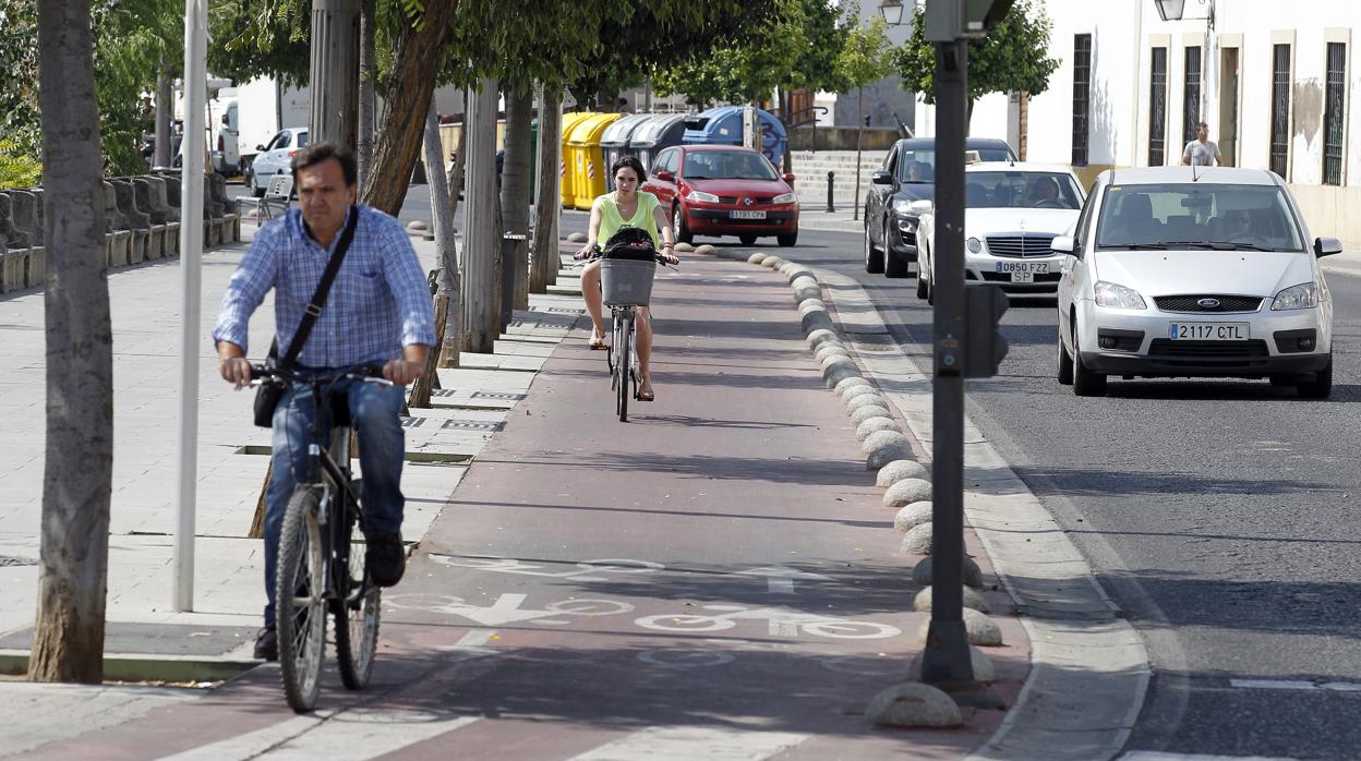 Una calle donde existe un carril para bicicletas y otro para vehículos
