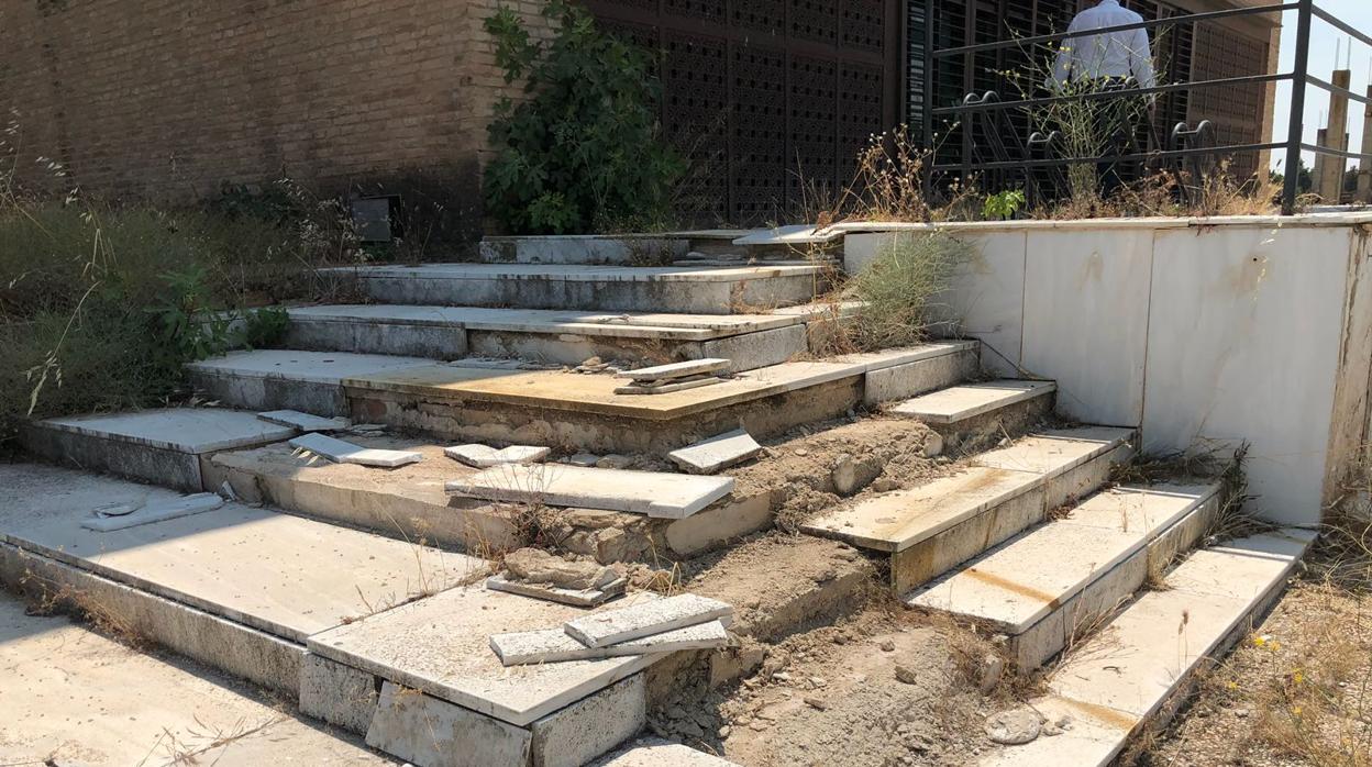 Estado de las escaleras de acceso al centro de visitantes