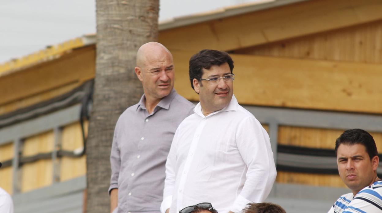 Jesús Léon y Rafael Berges, en las gradas del MFC