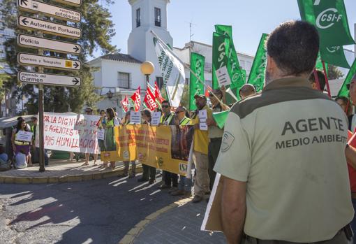 Protesta que tuvo lugar ayer en Huelva de los agentes de medio ambiente