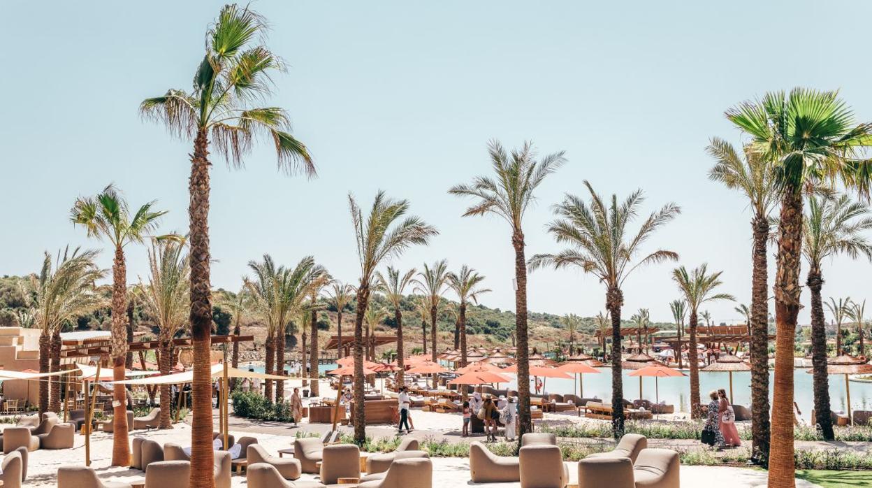 The Beach cuenta con una piscina con fondo de arena y una laguna deportiva con 18.000 metros cuadrados de agua