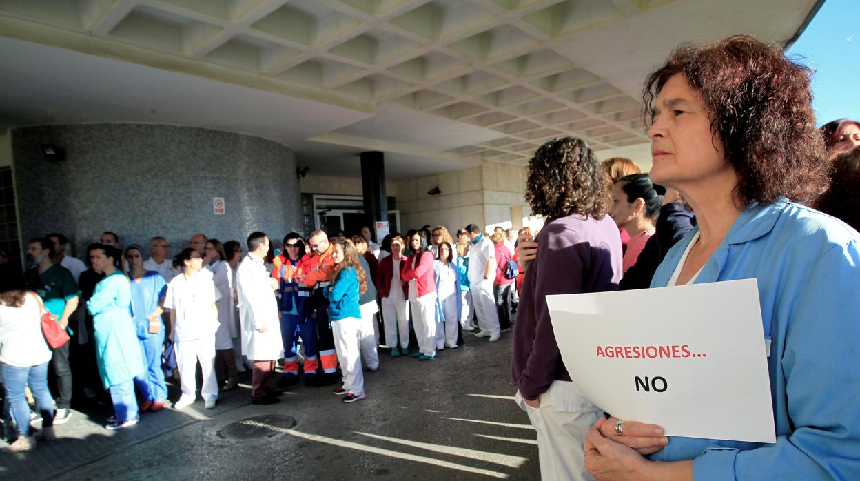 Personal sanitario a las puertas de un centro hospitalario durante una de la protestas contra las agresiones